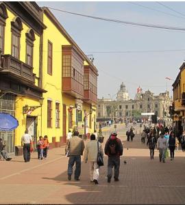 een groep mensen die door een straat lopen bij LIndo departamento a 10 min en bus al centro historico de Lima in Lima
