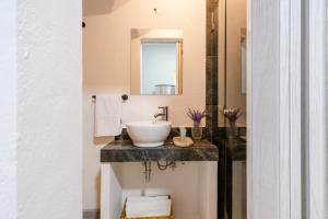 a bathroom with a sink and a mirror at Casa Mateo in Guadalajara