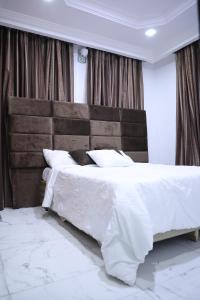 Ένα ή περισσότερα κρεβάτια σε δωμάτιο στο Luxury 3 Bedroom In Banana Island with Pool and Gym