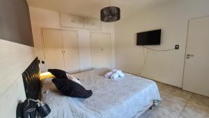 Un dormitorio con una cama con un osito de peluche. en HOUSING CORDOBA - PA - Paso de los Andes en Córdoba