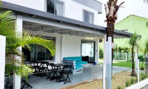 佛羅安那波里的住宿－Dona Catarina Hotel，庭院设有蓝色的沙发和桌椅。