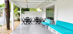 Dona Catarina Hotel في فلوريانوبوليس: فناء مع كراسي زرقاء وطاولات على منزل