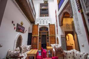 - un salon avec un canapé et une table dans l'établissement Dar Miouda Fes, à Fès