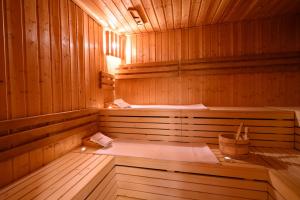 una gran sauna de madera con bañera. en Hotel Julianin dvor, en Habovka