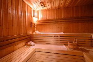 uma grande sauna de madeira com uma banheira em Hotel Julianin dvor em Habovka