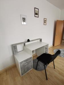 アンスバッハにあるSehr Schönes 2 Zimmer Maisonnette Wohnungのデスク、椅子が備わります。