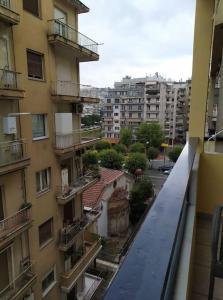 塞薩羅尼基的住宿－Cozy studio, 1min from Kamara，阳台享有公寓大楼的景致。