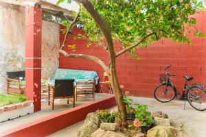 a bike parked next to a red brick wall with a table and chair at Casa Bienvenida - La Naturaleza in Carcagente