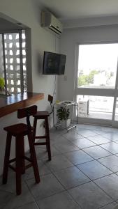 sala de estar con mesa, sillas y TV en SANFER en San Fernando