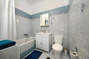 een badkamer met een toilet, een bad en een wastafel bij Apartment CALLAS in Corfu Town in Corfu-stad