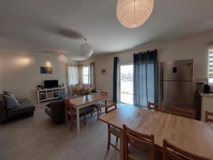 eine Küche und ein Wohnzimmer mit einem Tisch und Stühlen in der Unterkunft הבית ליד המצוק By The Cliff in Mitzpe Ramon