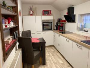eine kleine Küche mit einem kleinen Tisch in der Küche in der Unterkunft Ferienhaus Tooren in Kurort Altenberg
