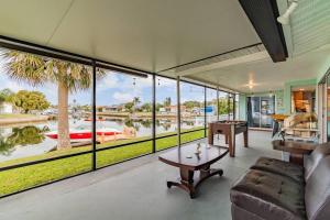 una sala de estar con vistas a un barco en el agua en Gorgeous and Peaceful House by the Water, en Port Richey