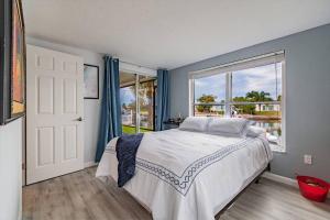 1 dormitorio con cama y ventana grande en Gorgeous and Peaceful House by the Water, en Port Richey