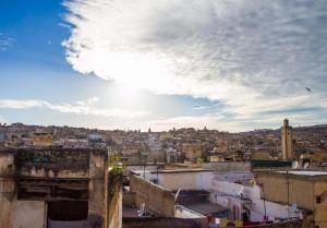 una vista de una ciudad bajo un cielo nublado en Dar Miouda Fes, en Fez