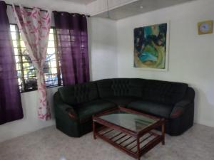 a living room with a couch and a coffee table at Cabinas del Mar in Sámara