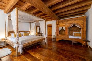 1 dormitorio con cama con dosel y chimenea en Boutique Hotel von Graf en Sighişoara