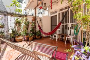 a hammock in a balcony with potted plants at Sossego em Ipanema - Ideal para famílias - VP101A Z2 in Rio de Janeiro
