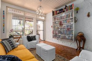 uma sala de estar com um sofá e uma estante de livros em Sossego em Ipanema - Ideal para famílias - VP101A Z2 no Rio de Janeiro