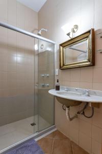 a bathroom with a sink and a shower at Sossego em Ipanema - Ideal para famílias - VP101A Z2 in Rio de Janeiro