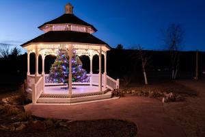 einen Pavillon mit einem Weihnachtsbaum in der Nacht in der Unterkunft 1999-Shay Meadows Ranch and Resort home in Big Bear City