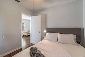 - une chambre avec un grand lit et un salon dans l'établissement Enchanting & Welcoming 2 Bedroom Apartment-POLK #1, à New Port Richey