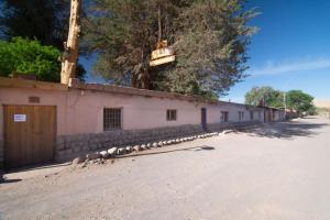 ein Gebäude an der Seite einer unbefestigten Straße in der Unterkunft Hotel-Camping Takha Takha in San Pedro de Atacama