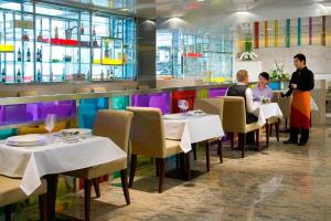 Grand Mercure Beijing Central tesisinde bir restoran veya yemek mekanı