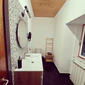 een badkamer met een wastafel en een spiegel bij Sotam Country House EN342 in Góis