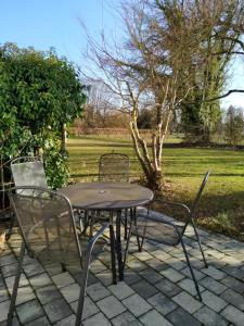 einen Tisch und Stühle auf einer Terrasse in der Unterkunft Ferienwohnung M. König in Radolfzell am Bodensee