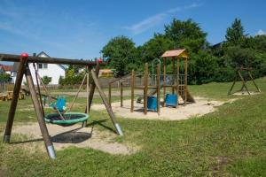 un parque con parque infantil con columpio en Usedom, en Zirchow
