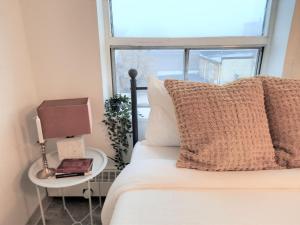 1 dormitorio con cama y ventana en Vintage Studio w/City Views Minutes to DT en Calgary