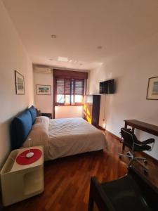 1 dormitorio con cama, escritorio y silla en Casa D'Amato Salerno, en Salerno