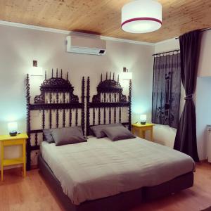 een slaapkamer met een groot bed met een houten hoofdeinde bij Sotam Country House EN342 in Góis