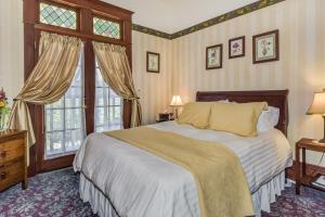 ein Schlafzimmer mit einem großen Bett und einem großen Fenster in der Unterkunft The KirkHouse Bed and Breakfast in Friday Harbor