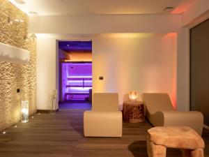 カステル・デル・ピアーノにあるGrand Hotel Impero - Wellness & Exclusive SPAの椅子2脚とテーブル付きの待合室