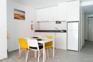 ポルトにあるAlmada Downtown 204のキッチン(白いテーブル、黄色い椅子付) +5枚の写真