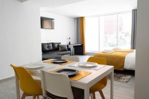 - un salon avec une table, des chaises et un lit dans l'établissement Almada Downtown 204, à Porto