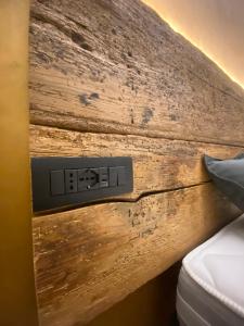 una toma de corriente eléctrica en el lateral de una pared de madera en LA LUPA Apartment - In the heart of Aosta with car Box, en Aosta