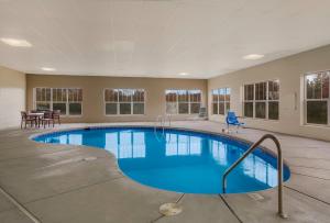 - une grande piscine d'eau bleue dans un bâtiment dans l'établissement Red Roof Inn & Suites Knoxville East, à Knoxville