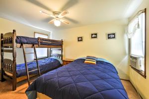 Ένα ή περισσότερα κρεβάτια σε δωμάτιο στο Breezy Ship Bottom House with Yard and Beach Access! +25 φωτογραφίες