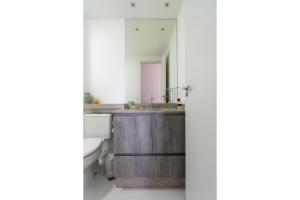 y baño con lavabo, aseo y espejo. en VA26 - Apartamento Luxuoso com Varanda Gourmet na Vila Carrão, en São Paulo