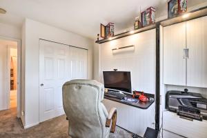 sala de estar con silla y TV en Littleton Home with Patio - 8 Mi to Red Rocks, en Littleton
