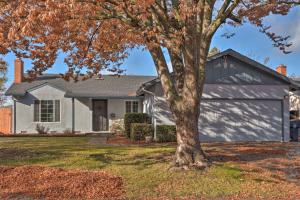 une maison blanche avec un arbre dans la cour dans l'établissement Vibrant Sacramento Home with Yard and Patio!, à Freeport