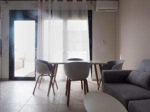 Гостиная зона в Melissinos Beachfront Apartments