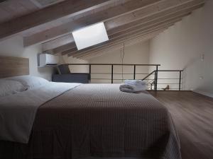 Кровать или кровати в номере Melissinos Beachfront Apartments