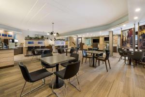 a dining room with tables and chairs in a restaurant at Best Western Belleville in Belleville