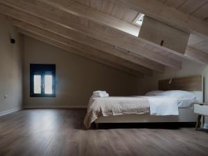 Кровать или кровати в номере Melissinos Beachfront Apartments