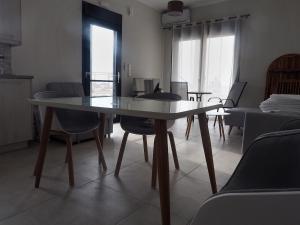 Гостиная зона в Melissinos Beachfront Apartments