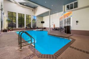 Πισίνα στο ή κοντά στο Best Western Belleville